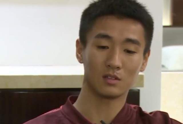 姜武和歌舞片的奇幻碰撞也使得观众们的期待值瞬间拉满，从特辑画面中不难看出，不论从音乐的设计到舞蹈的编排都体现着中国式浪漫的深沉表达，也正如他所说：“歌舞的魅力有很多角度，每个人都会找到自己的解读方式